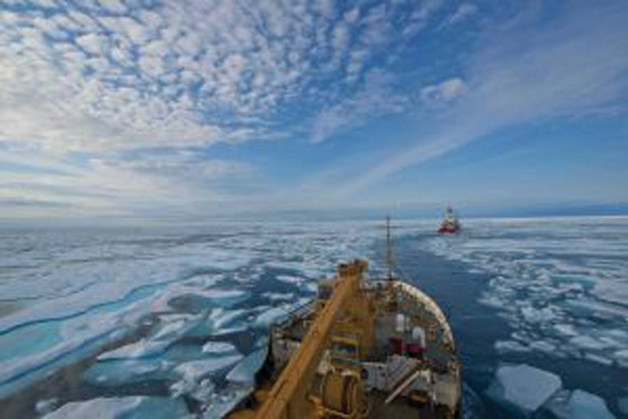 Die Crew der oceangoing Boje Tender US-Küstenwache Cutter Maple folgt der Besatzung der kanadischen Küstenwache Icebreaker Terry Fox durch die eisigen Gewässer der Franklin Strait, in Nunavut Kanada, 11. August 2017. US Coast Guard Foto von Petty Officer 2. Klasse Nate Littlejohn.