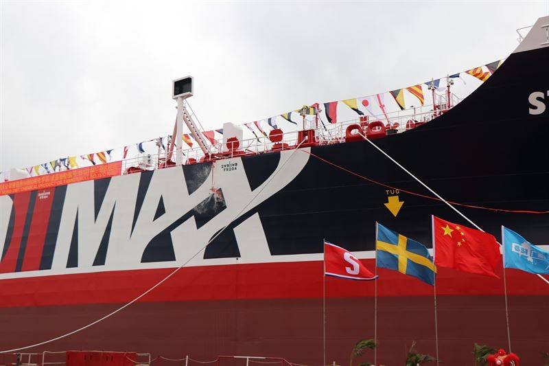 Die Flasche Champagner bricht gegen den Bug von Stena Impero (Foto: Stena Bulk)