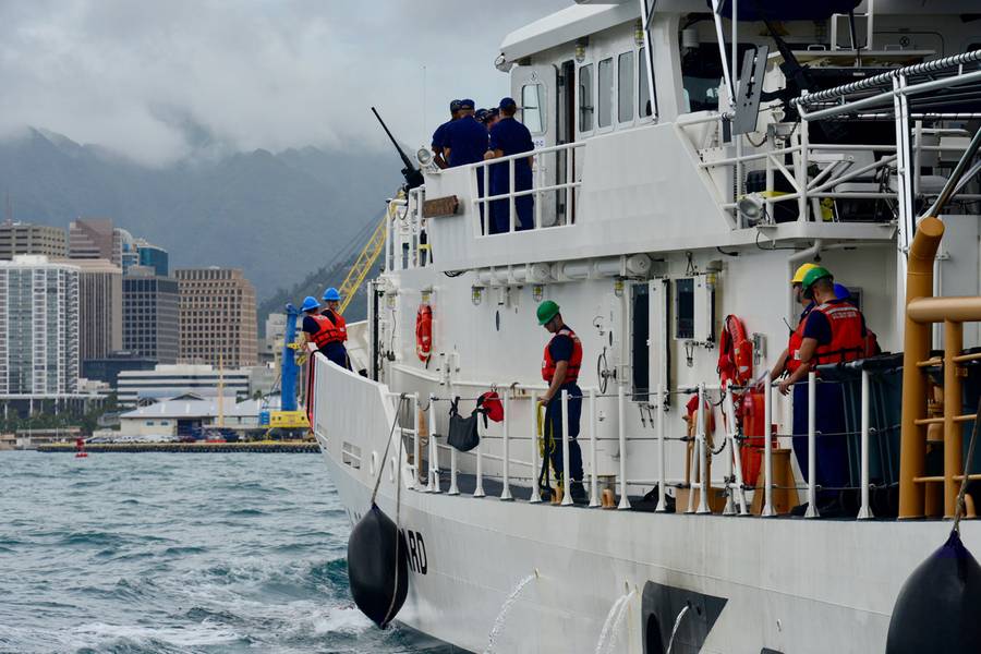 Die Joseph Gerczak Crew bereitet sich vor, in ihrem neuen Heimathafen von Honolulu anzulegen (USCG Foto von Sara Muir)