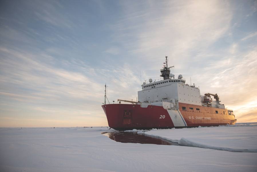 Die US-Küstenwache Cutter Healy (WAGB-20) befindet sich am Eismittwoch, 3. Oktober 2018, etwa 715 Meilen nördlich von Barrow, Alaska, in der Arktis. Die Healy befindet sich in der Arktis und verfügt über ein Team von rund 30 Wissenschaftlern und Ingenieuren, die Sensoren und autonome U-Boote einsetzen, um die Dynamik geschichteter Ozeane und die Auswirkungen von Umweltfaktoren auf das Wasser unter der Eisoberfläche für das Office of Naval Research zu untersuchen. Der Healy, der in Seattle stationiert ist, ist einer von zwei Eisbrechern im US-Dienst und ist der beste