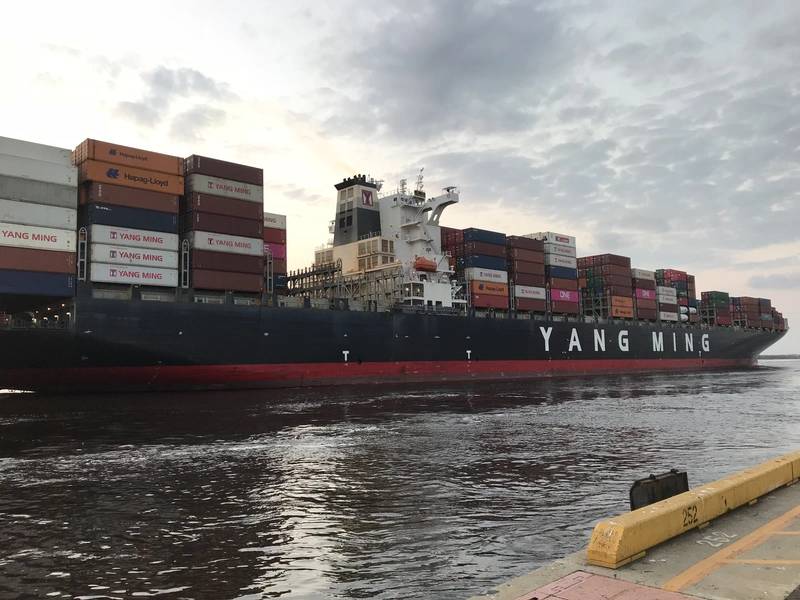 Die YM Uniformity kommt im Hafen von Wilmington an (CREDIT NC Ports)