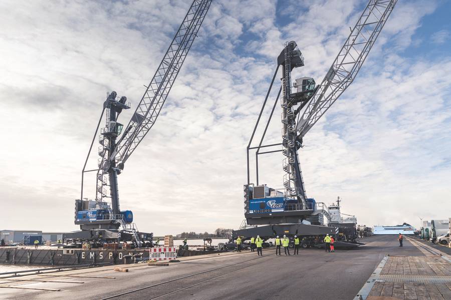 Die beiden neuen Liebherr-Hafenmobilkrane LHM 420 werden hauptsächlich im Emder Hafen für Tandemlifte eingesetzt. (Foto mit freundlicher Genehmigung von Roll Group)