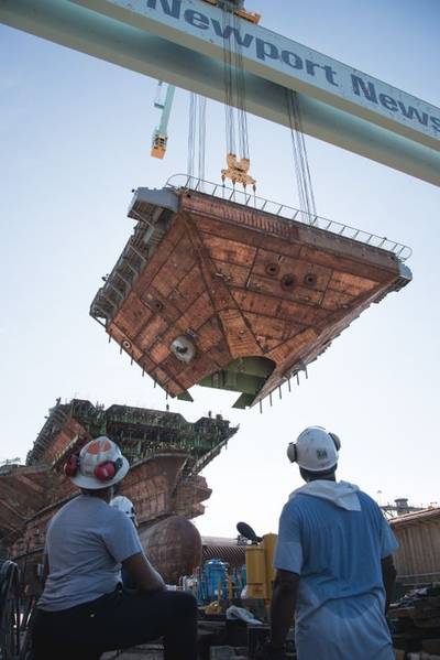 Die obere Bugeinheit des atomgetriebenen Flugzeugträgers John F. Kennedy (CVN 79) ist der letzte Superlift, der die Primärstruktur des Schiffes vervollständigt. Foto von Matt Hildreth / HII