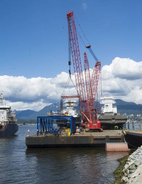 Dois rebocadores e dois guindastes na barcaça chegaram a Burrard Inlet, em Vancouver. (Foto: Haig-Brown / Cummins)