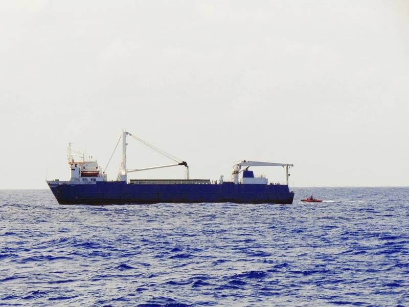 10月7日，海岸警卫队切割机信心的小船员抵达阿尔塔救援大西洋残疾人货船的船员。（美国海岸警卫队摄影：Christopher Domitrovich）