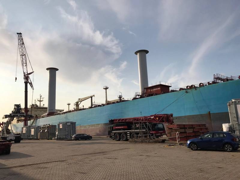 Duas velas Rotor Norsepower de 30 x 5 metros instaladas a bordo do Maersk Pelican