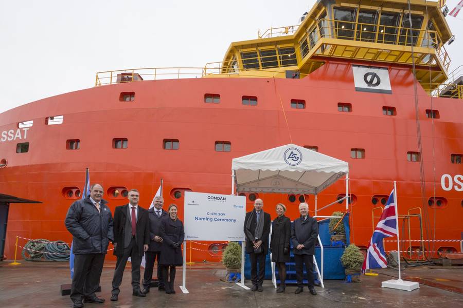 Edda Passat wurde auf der Gondan-Werft in Figueras, Spanien, benannt. Von links: Álvaro Platero, Gondan; Lars Høy Jørgensen, Ørsted; Kenneth Walland, Østensjø Rederi; Rebecca Goff, Ørsted; Jens Jakobsen, Ørsted; Trine Borum Bojsen, Ørsted; und Johannes Østensjø, Østensjø Rederi (Foto: Gondan)