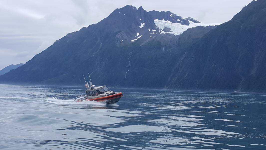 Ein 29-Fuß-Boot der Küstenwache - Eine kleine Crew von der Station Valdez, Alaska, führt am 18. August 2018 in der Nähe des Valdez ein Lauftraining im neuen Reaktionsboot der Station durch. Das Boot wurde vom Bahnhof am 19. Juni 2018 erworben. (US Coast Guard Foto von Station Valdez)