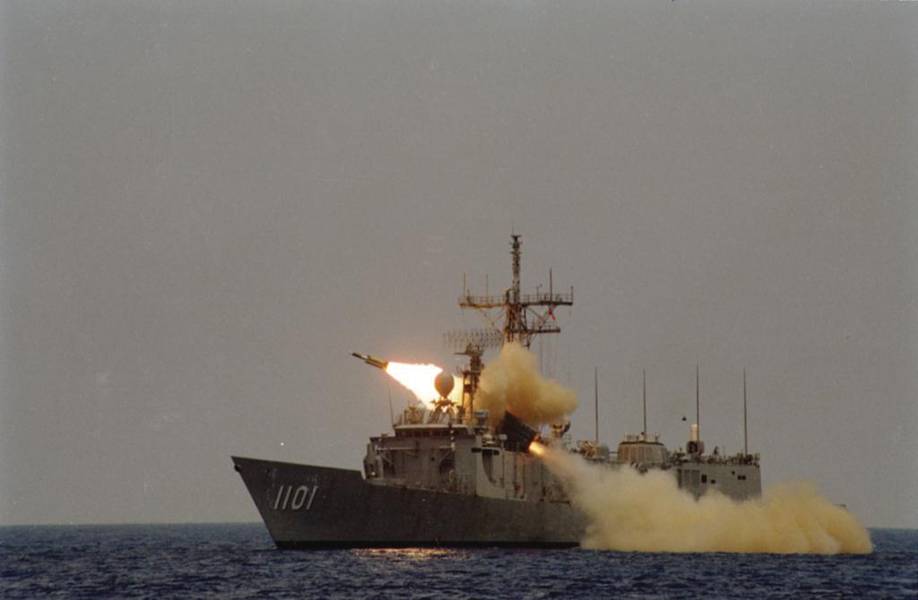 Ein Hsiung-Feng III wird vom ROCS Cheng Kung (PFG2-1101) abgefeuert. Cheng Kung ist eine von acht Fregatten der Oliver Hazard Perry-Klasse, die in Taiwan gebaut wurden. (NCSIST Foto)