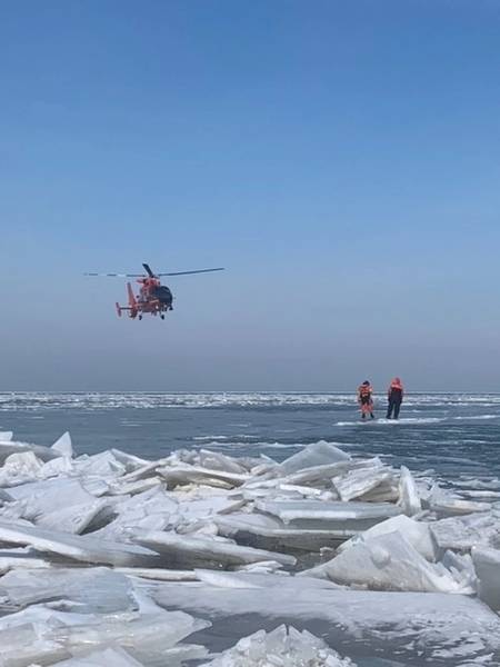 Ein Hubschrauber der Coast Guard Air Station Detroit hilft bei der Massenrettung von 46 Personen aus einer Eisscholle in der Nähe der Insel Catawaba am 9. März 2019. 46 Menschen wurden von der Küstenwache und lokalen Behörden gerettet, nachdem eine Eisscholle vom Land befreit war. (Foto der US-Küstenwache)
