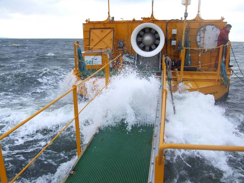 Ein kleinerer Prototyp in Galway Bay, Irland getestet. (Foto: Meeresenergie)