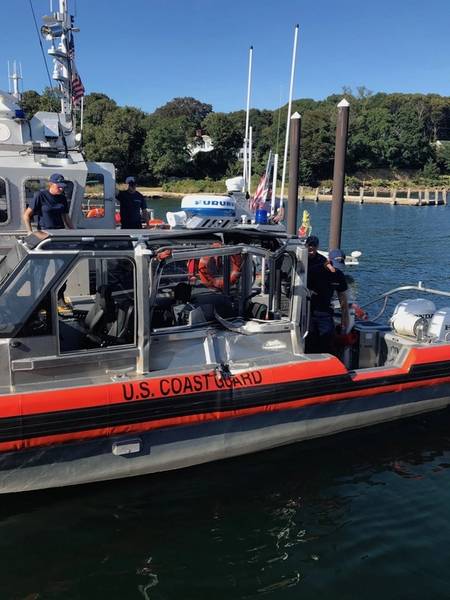 Eine beschädigte 29-Fuß-Antwort Boot klein von See-Sicherheitsteam Cape Cod auf der Air Station Cape Cod am Mittwoch, 5. September 2018. (US Coast Guard Foto)