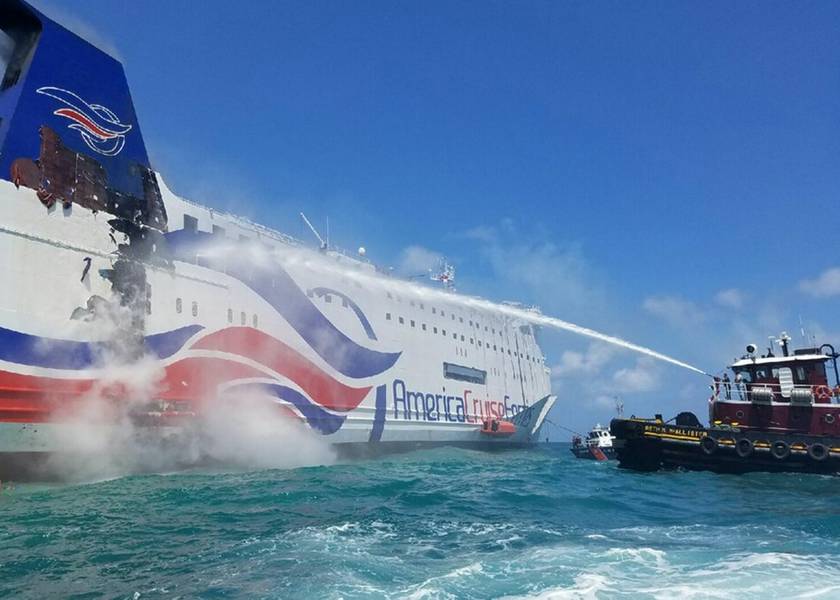 Eine lokale Schlepper-Crew aus Puerto Rico nutzt einen Feuerwehrschlauch, um den Rumpf der Caribbean Fantasy am Mittwoch, 17. August 2016, zu kühlen. (US Coast Guard Foto mit freundlicher Genehmigung von Station San Juan, Puerto Rico)