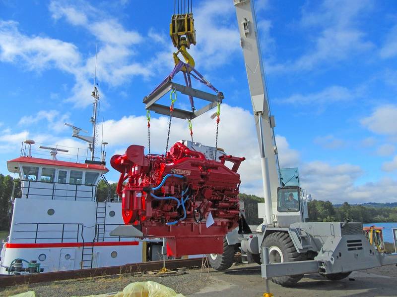 Einer der beiden neuen Cummins QSK38-Motoren wird angeschwenkt (Foto: Mike Fourtner / Cummins)