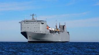 Embarcação de Força de Reserva Prontada Cape Ray na missão histórica que apoiou a Agência de Redução de Ameaças de Defesa para neutralizar armas químicas. (Foto cedida por US DOT)