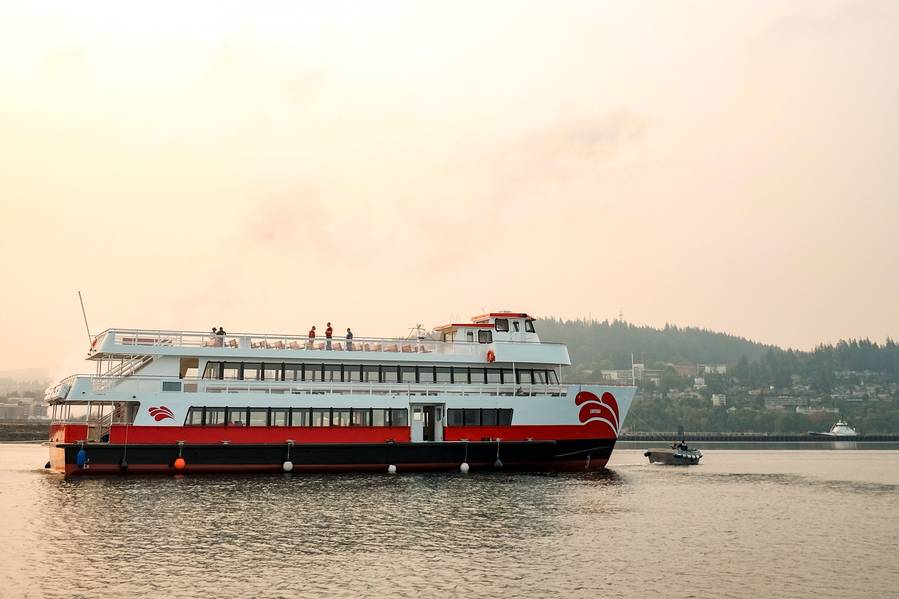 Enhydra de la Flota Roja y Blanca, el miembro más nuevo de la flota de buques de excursión de pasajeros R&W. El barco monocasco de aluminio LOA de 128 pies con un haz de 30 pies es el mayor barco híbrido eléctrico de iones de litio en Norteamérica construido bajo la certificación "USCG Subchapter K". Imagen: AAM y rojo y blanco.