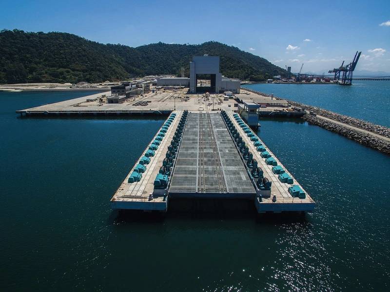 Estaleiro naval de ICN com o elevador submarino no forefront. Image Marinha do Brasil