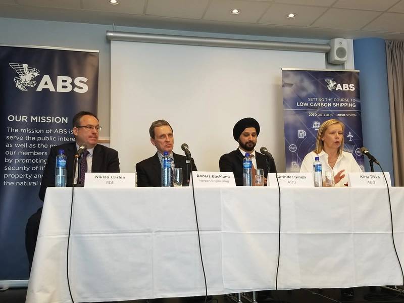 Expertengremium bestehend aus Herrn Niklas Carlen von MSI, Anders Backlund von Herbert Engineering, Gurinder Singh von ABS und Dr. Kirsi Tikka von ABS (von links nach rechts) während der Enthüllung des Visionsdokuments „Den Kurs auf kohlenstoffarme Schifffahrt setzen“. Bildnachweis: Joseph DiRenzo.