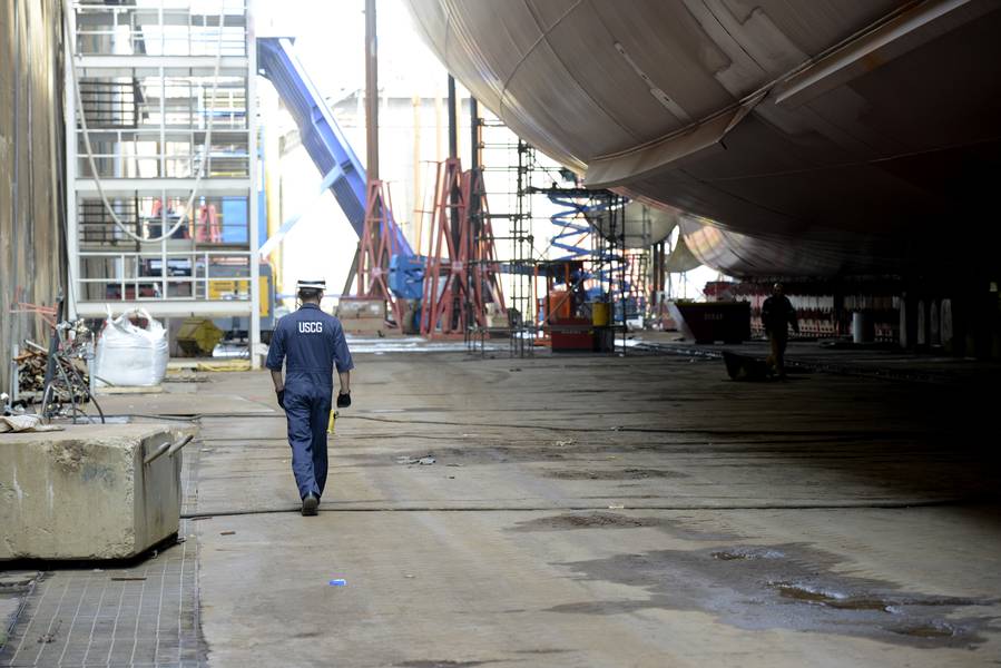 海上保安庁セクターデラウェア湾の船長であるライアン・トーマスは、フィラデルフィア造船所に建設された850フィートのコンテナ船で、2018年10月4日にKaimana Hilaの下を歩いている。Kaimana HilaとDaniel K. Inouyeは米国でこれまでに建造された2つの大型コンテナ船（Seth Johnsonによる沿岸警備隊の写真）