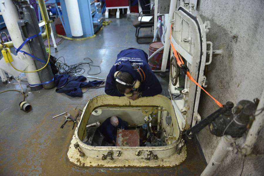 Ingenieure an Bord der Küstenwache Cutter Polar Star ersetzen eine Wellendichtung, während in der Ross Sea in der Nähe der Antarktis (US Coast Guard Foto von Nick Ameen)