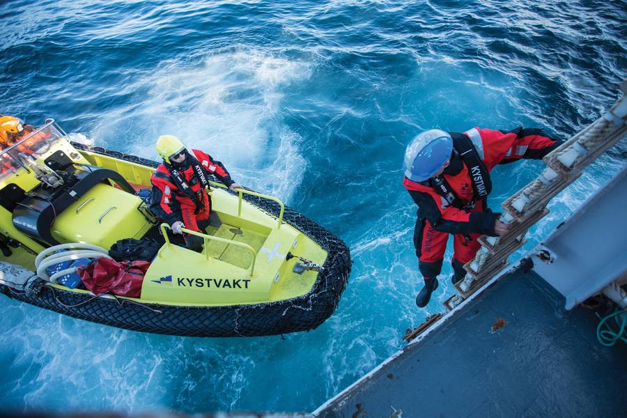 Inspektion: (oben und unten) die norwegische Küstenwache oder Kystvakten gehen nach einer Schiffsinspektion von Bord und prüfen die Formulare. Bild: Die norwegische Küstenwache