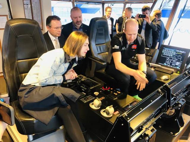 Iselin Nybø, Norwegens Minister für Forschung und Hochschulbildung, an Bord von Eidsvaag Pioneer (Foto: Kongsberg)