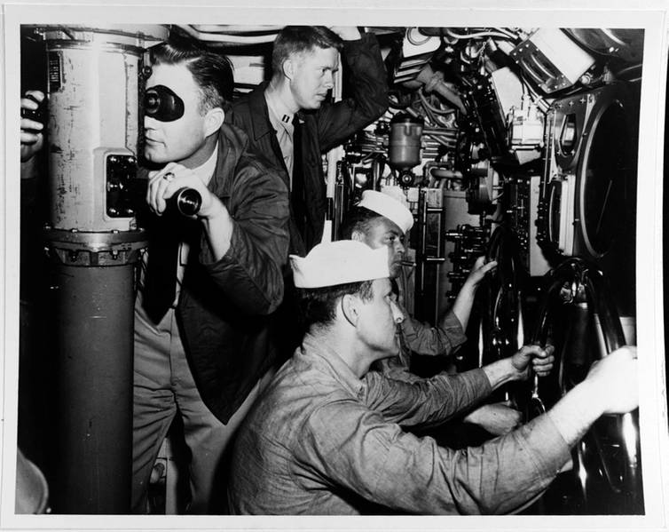 Jimmy Carter observa a los submarinistas en la sala de control principal del submarino USS K-1 en algún momento entre junio y octubre de 1952. Foto de la Marina
