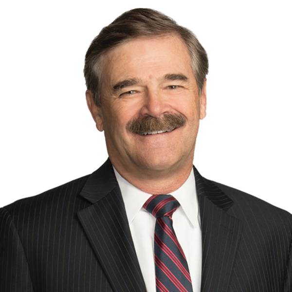 Jon Waldron ist Partner in der Kanzlei des US-Bundesstaates Washington, DC, und konzentriert sich auf das Seerecht, das internationale Recht und das Umweltrecht, einschließlich der Gefahrenabwehr im Seeverkehr. Er diente 20 Jahre lang in der US-Küstenwache, erreichte den Rang eines Kommandanten und war leitender Berater der Marine Spill Response Corporation.