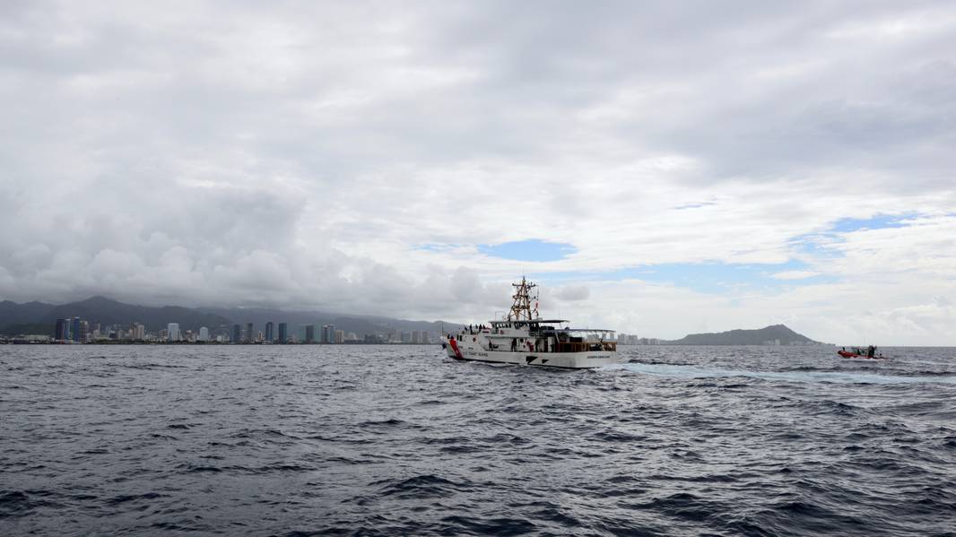 Joseph Gerczak ist der zweite von drei neuen FRCs in Honolulu (USCG Foto von Sara Muir)