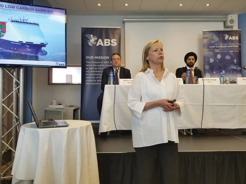 Dr. Kirsi Tikka, Executive Vice President und Senior Maritime Advisor bei ABS (im Vordergrund) und Niklas Carlen von MSI und Gurinder Singh von ABS (im Hintergrund) bei der Ankündigung des Visionsdokuments „Weichenstellungen für eine kohlenstoffarme Schifffahrt“. Bildnachweis: Joseph DiRenzo