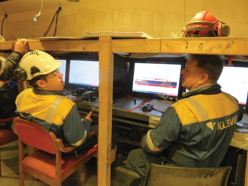 Kleven Verftのスタッフが、現在同社の庭で建設中のMS Roald Amundsenに搭載されているメインエンジン制御室の動作を確認します。写真：トムマリガン