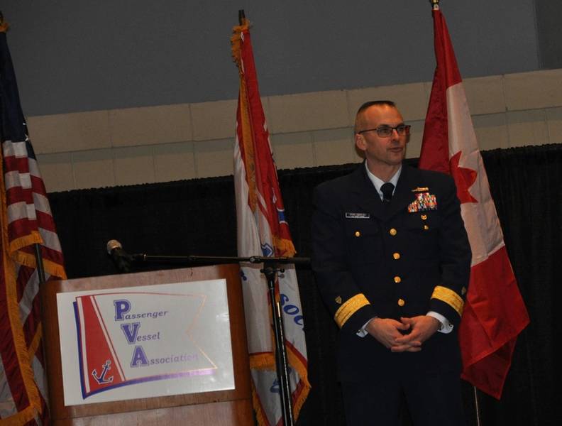 Konteradmiral John P. Nadeau, stellvertretender Kommandant für Präventionspolitik, US-Küstenwache.