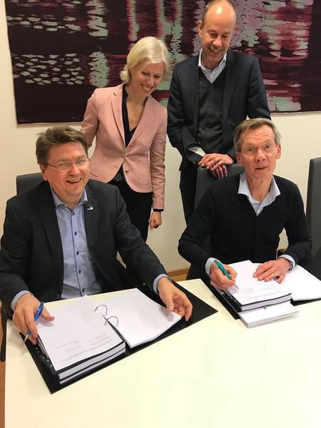 Kristian Sætre (Ulstein Verft) und Rob Boer (Acta Marine) unterzeichnen neuen SOV-Vertrag, CEO Gunvor Ulstein (Ulstein) und Geschäftsführer Govert Jan Van Oord (Acta Marine) bei der Unterzeichnung (Foto: Ulstein Group)