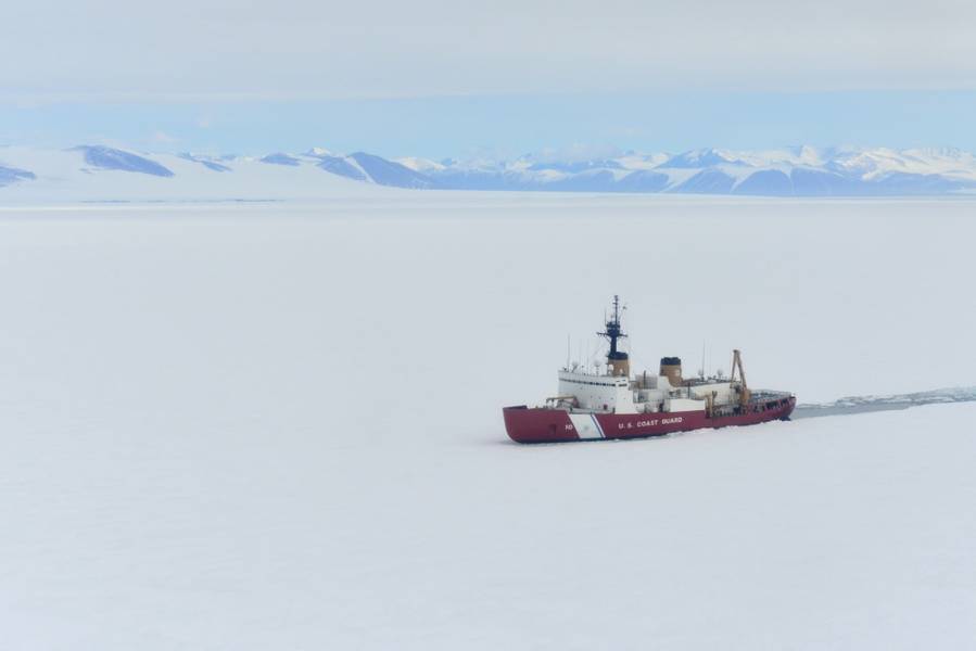 Küstenwache Cutter Polar Star bricht Eis im McMurdo Sound in der Nähe der Antarktis (US Coast Guard Foto von Nick Ameen)