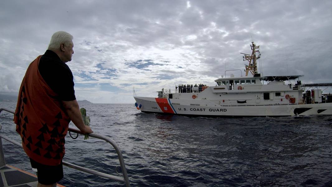 Leighton Tseu, Kane oder Ke Kai bereitet sich darauf vor, dem Küstenwache Cutter Joseph Gerczak (USCG Foto von Sara Muir) einen hawaiianischen Segen zu geben