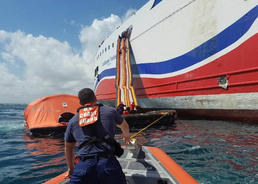 Los pasajeros usan el sistema de escape marino de Caribbean Fantasy. 511 pasajeros y tripulantes fueron rescatados del barco. (Foto de la Guardia Costera de los Estados Unidos por cortesía de Station San Juan, Puerto Rico)