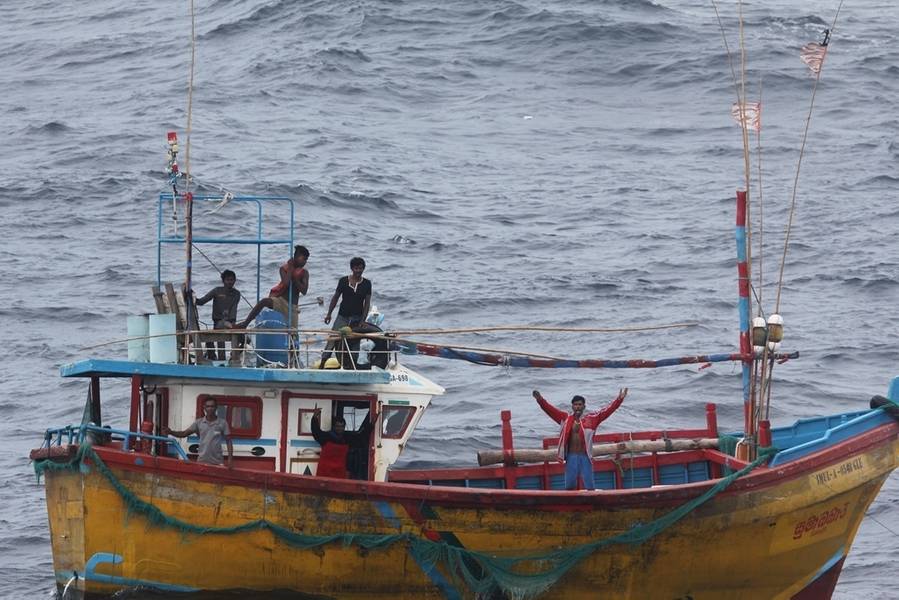 Los pescadores de Sri Lanka varados señalan al destructor de misiles guiados USS Decatur (DDG 73) de la clase Arleigh Burke para asistencia. Decatur se despliega hacia adelante en el área de operaciones de la 7ª Flota de EE. UU. En apoyo de la seguridad y la estabilidad en la región del Indo-Pacífico. (Foto de la Marina de los Estados Unidos)
