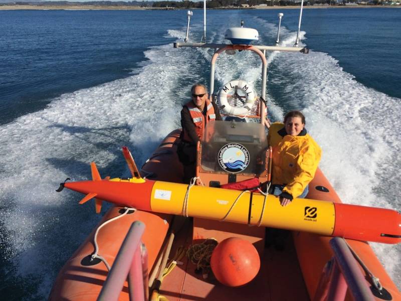 MBARI の研究者は、長距離自律型水中ロボット (LR-AUV) を配備するためにモントレー湾に出発します。LR-AUV は、水面でプログラムされ、水中を数百マイル移動し、水の化学を測定し、水のサンプルを収集する水中ロボットです。 。クレジット: Brian Kieft (c) 2015 MBARI