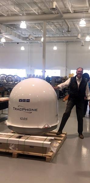 Martin Kits van Heyningen, CEO, KVH, en la planta de fabricación el día que KVH envió su primer TracPhone V11-HTS en abril de 2019. Foto: KVH