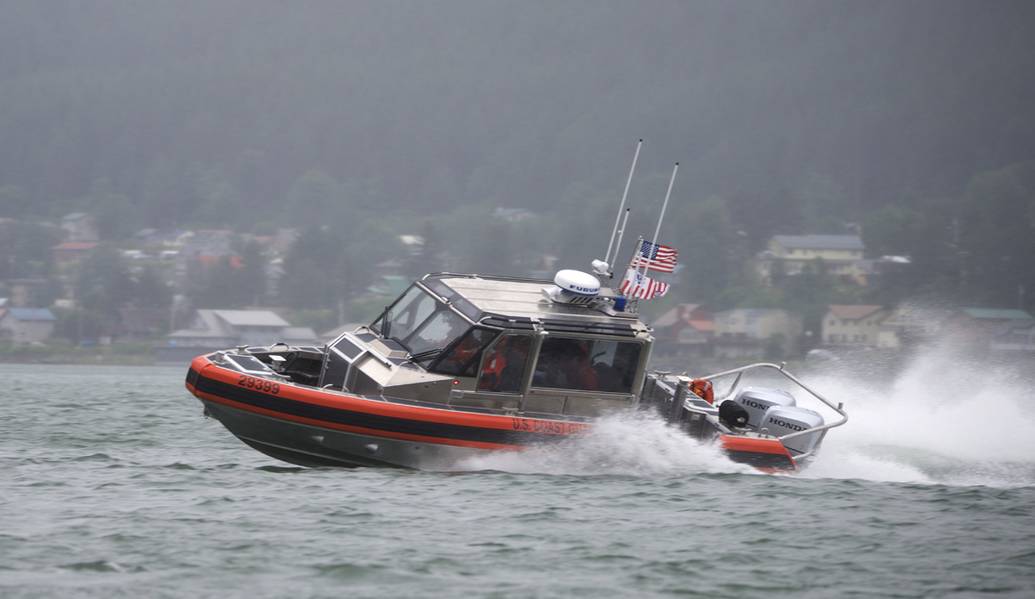 Membros da Estação de Guarda Costeira Juneau testam as capacidades de seu novo Barco de Resposta de 29 pés - SMALL II, em Juneau, Alasca, 10 de julho de 2018. A RB-S II é uma atualização para o atual Barco de Resposta de 25 pés - PEQUENO e deve ser eliminado em breve. (Foto da Guarda Costeira dos EUA por Jon-Paul Rios)