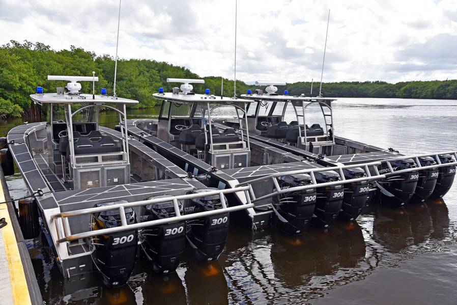 Metal Shark 36 'Fearless Vessels in der PRPD Flotte, im PRPD Maritime Operations Center in der Nähe von San Juan. Triple Mercury 300 PS Verado Viertakt-Außenborder drücken die Schiffe auf Geschwindigkeiten von mehr als 45 Knoten. (PRPD Foto)