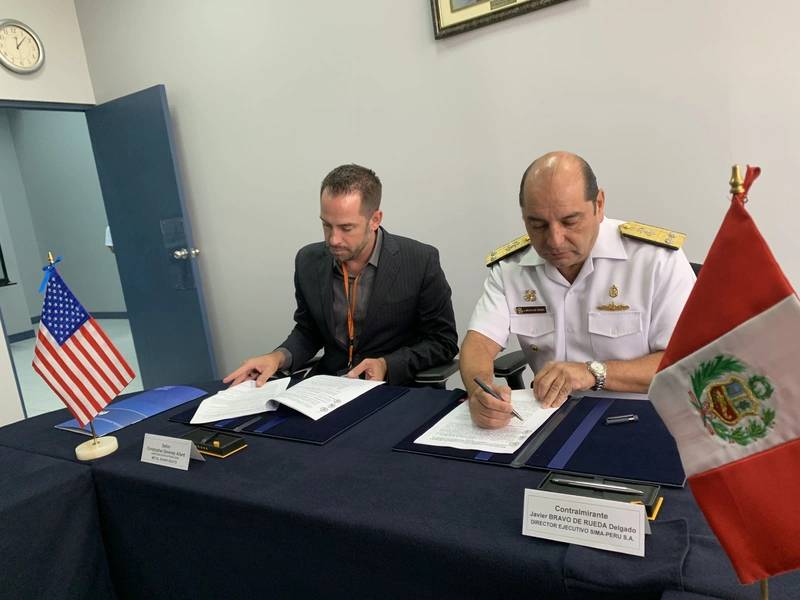 Metal Shark首席执行官Chris Allard和SIMA-PERU的执行董事Admiral Javier Bravo De Rueda Delgado在SIMA-PERU在秘鲁Callao的工厂执行Metal Shark  -  SIMA-PERU联合生产协议。