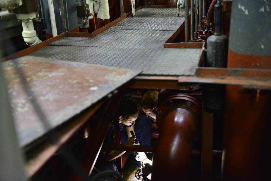 Miembros del departamento de ingeniería de Coast Guard Cutter Polar Star realizan reparaciones en la sala de motores del buque (foto de la Guardia Costera de los EE. UU. Por Nick Ameen)