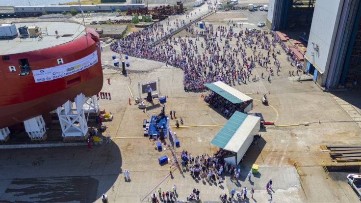 Milhares de pessoas se reuniram para testemunhar o lançamento do casco Sir David Attenborough em 14 de julho. (Foto: BAS)