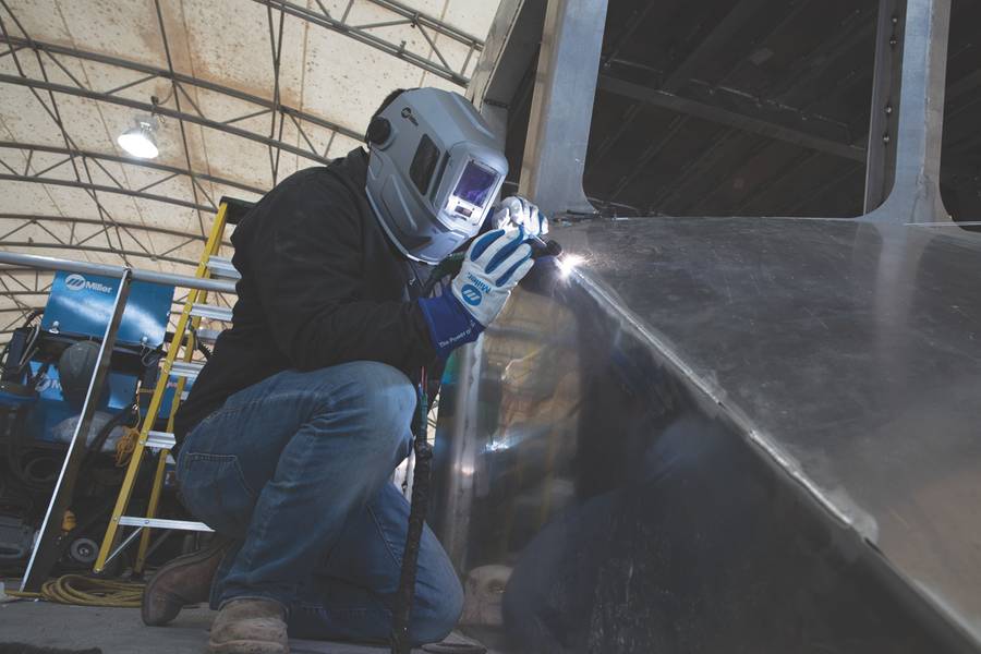 质量和满足客户需求是金属鲨鱼的驱动力。即使在周转时间要求苛刻的工作中，公司也不会为了速度而牺牲质量或客户满意度。 Miller Electric Mfg。Co.公司的Dynasty 400 TIG焊工允许公司在不预热的情况下焊接较厚的材料 - 节省时间并提高生产力。