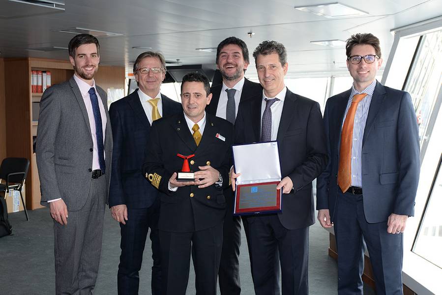 LR Mitarbeiter mit Carnival Horizon Kapitän Luigi De Angelis, links-rechts: Tom Wright, Vermessungsingenieur, Marghera Site Team; Valter Tissone, Obervermesser, Marghera Site Team; Kapitän Luigi De Angelis; Nicola Pietro Villani, Projektleiterin; Luciano Falcone, Teamleiter, Marghera Site Team; Federico Renaldi, Vermessungsingenieur, Marghera Site Team (Foto: Lloyd's Register)