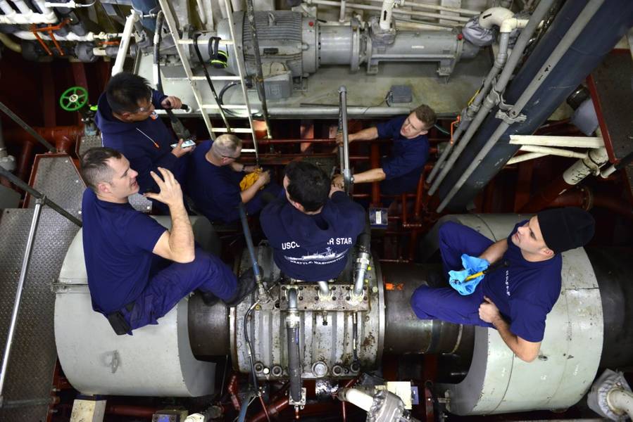 Mitglieder der Konstruktionsabteilung der Küstenwache Cutter Polar Star machen Reparaturen im Schiffsmotorraum (US Coast Guard Foto von Nick Ameen)