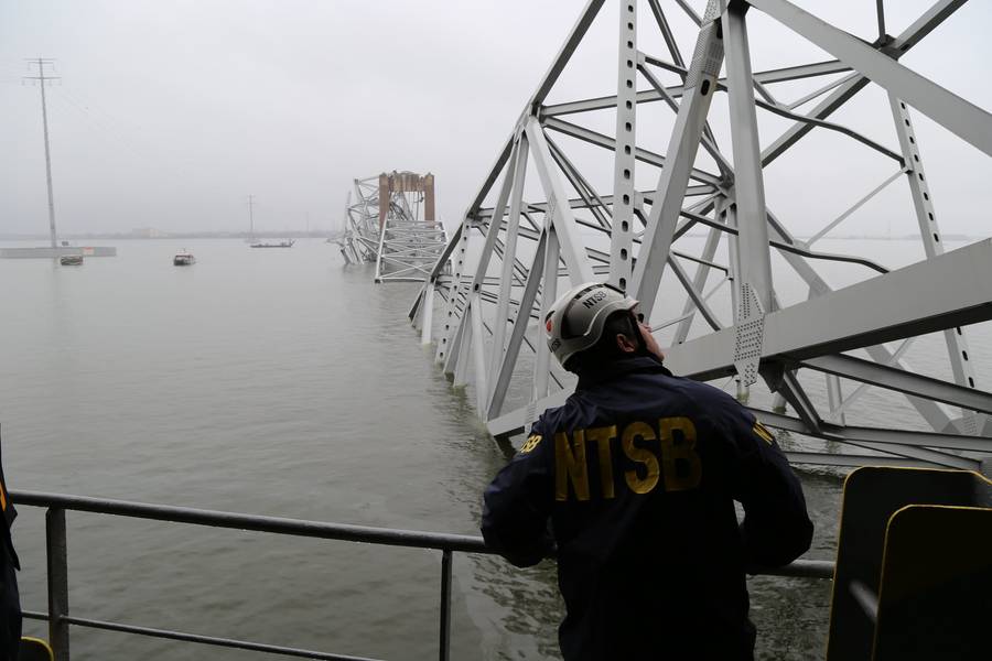NTSB 调查人员对 2024 年 3 月 26 日撞倒弗朗西斯斯科特基大桥的 Dali 号货轮进行调查。（照片：Peter Knudson/NTSB）