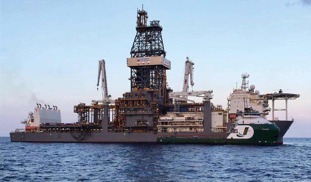 OSV "THUNDER" de propriedade da Jackson Offshore que serve floater "DEEPWATER CONQUERER" Fonte: Jackson Offshore