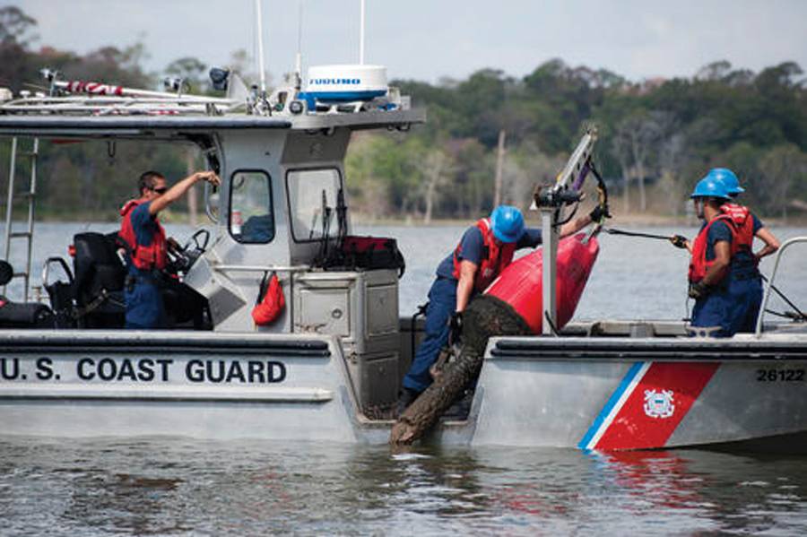 海岸警卫队的人员被分配到航空队加尔维斯顿的辅助队员在圣哈辛托河上航行的浮标。海岸警卫队照片由Petty Officer 2nd Class Prentice Danner拍摄